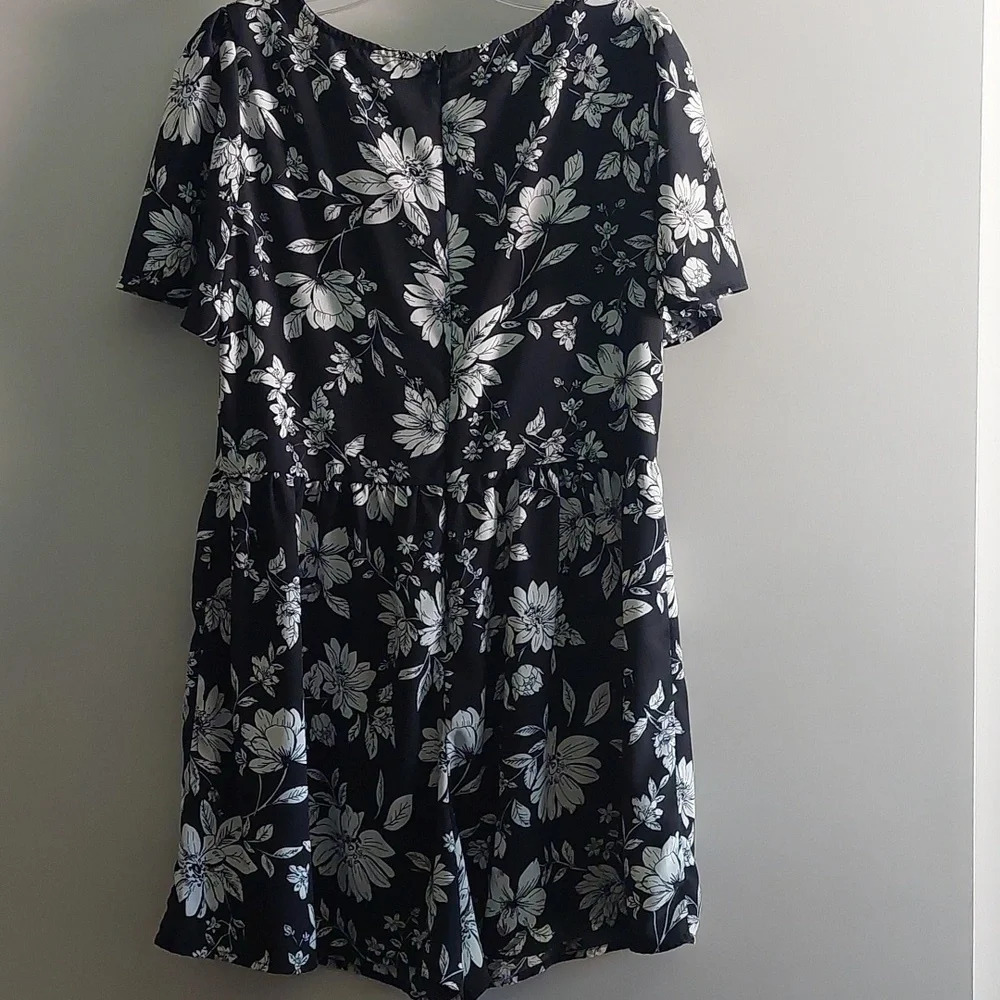 Black & White Floral shorts romper size Large euc - Picture 6 of 7